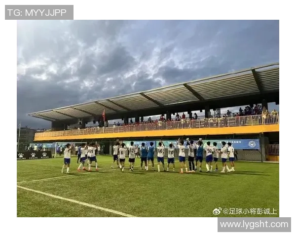 深圳足球队比赛经验引发热议球迷对球队表现的不同看法与争论